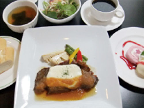 牛ロース肉とモッツァレラチーズのステーキ