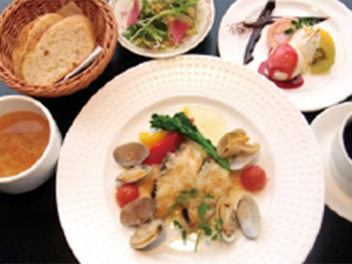 桜鯛とアサリのポアレ 白ワインソース