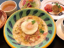 ベーコンとキノコの目玉焼きカルボナーラ